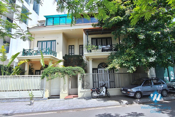 Lake view house for rent in Quang An street, Tay Ho district